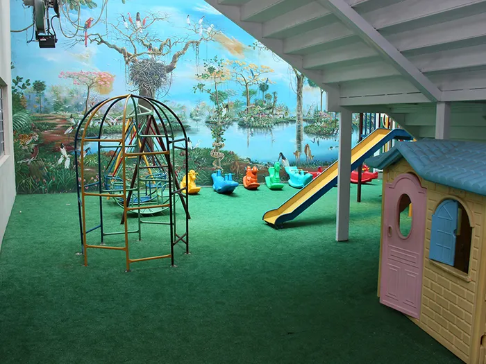 Parque infantil com brinquedos no CCJ