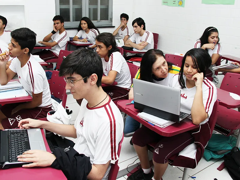 Alunos do CCJ em atividade na sala de informática