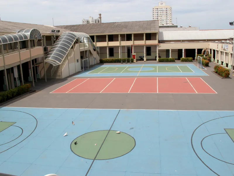 Pátio central e quadras do CCJ em Cuiabá