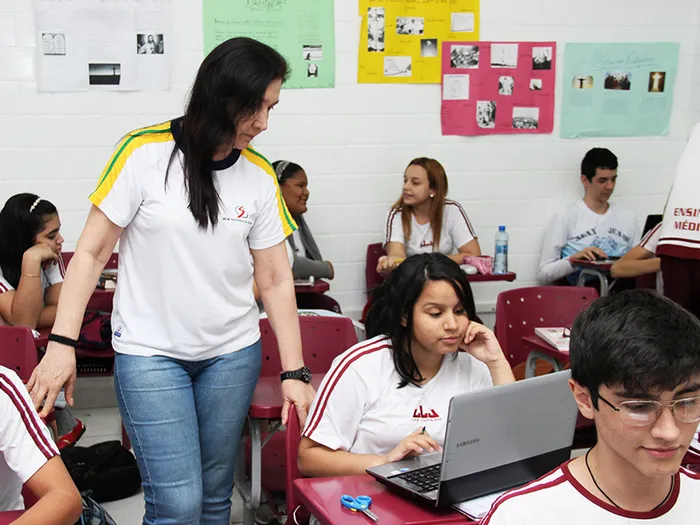 Sala de aula do CCJ com professora e estudantes