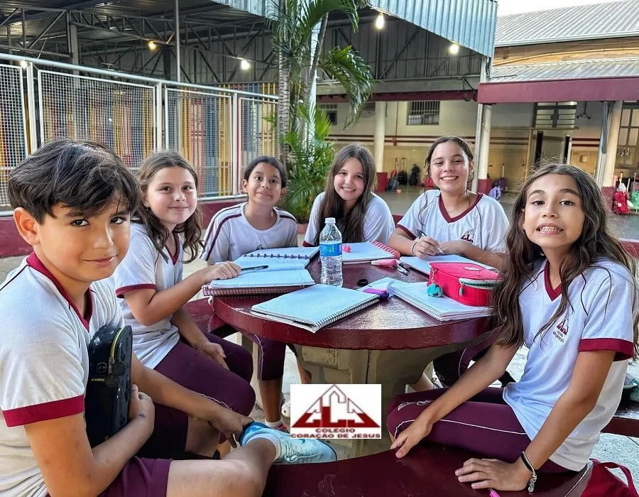 Estudantes dos Anos Iniciais aprendendo juntos no CCJ