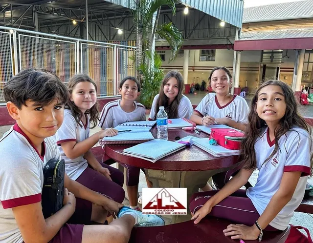 Estudantes dos Anos Iniciais aprendendo juntos no CCJ