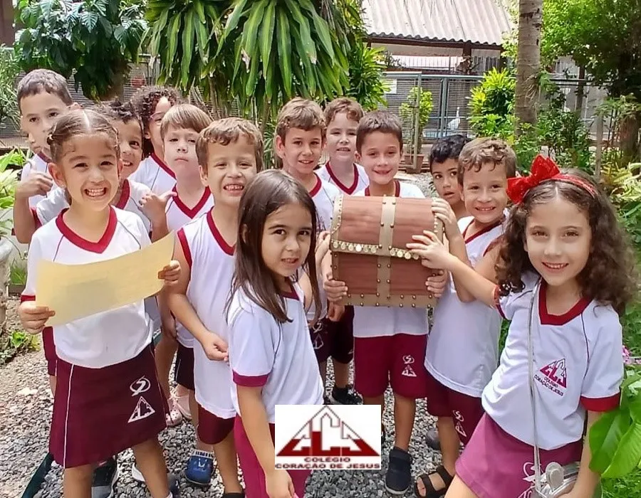 Crianças da Educação Infantil do CCJ no espaço externo