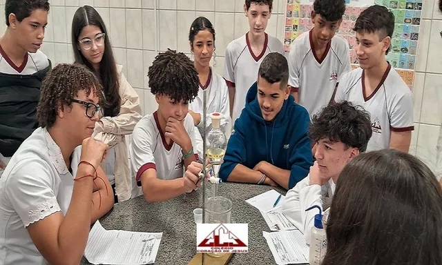 Grupo de estudantes do Ensino Médio do CCJ estudando em conjunto
