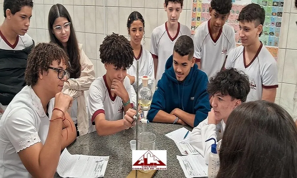 Estudantes do Ensino Médio do CCJ comemorando