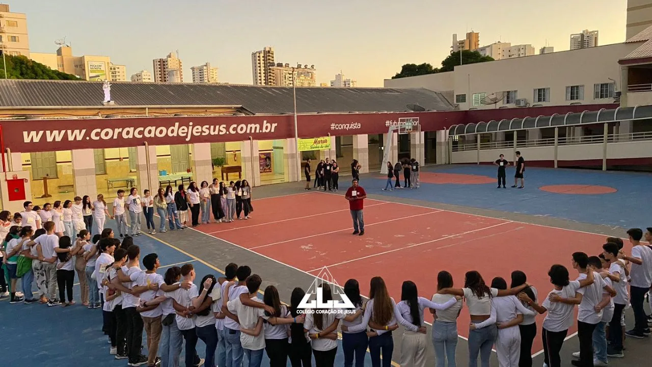 Estudantes reunidos no pátio do Colégio Coração de Jesus ao entardecer